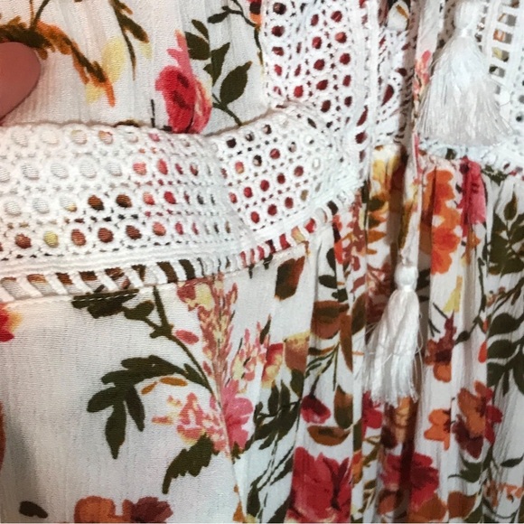 Torrid women’s floral blouse size 00 flutter sleeves V-neck with tassel - Picture 4 of 8